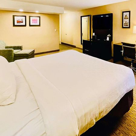 Clarion Inn & Suites Эвансвилл Экстерьер фото