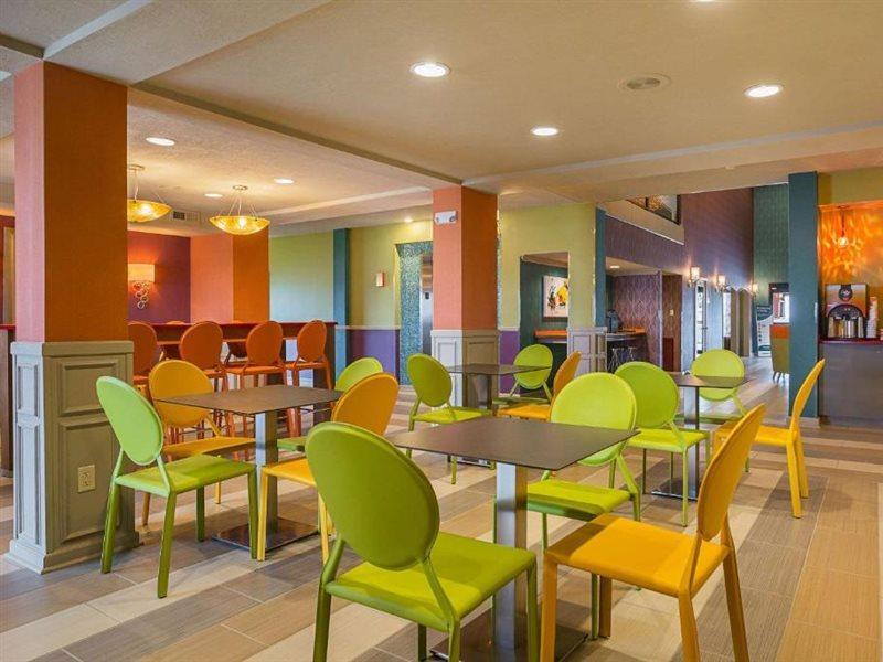 Clarion Inn & Suites Эвансвилл Экстерьер фото