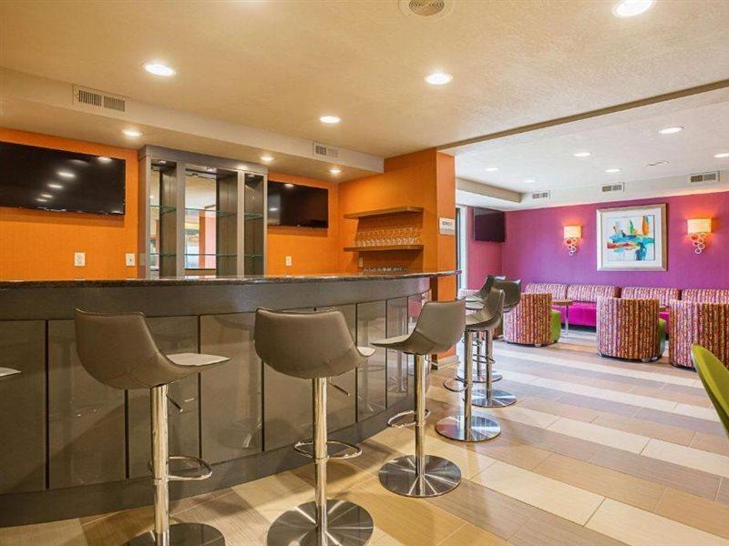Clarion Inn & Suites Эвансвилл Экстерьер фото