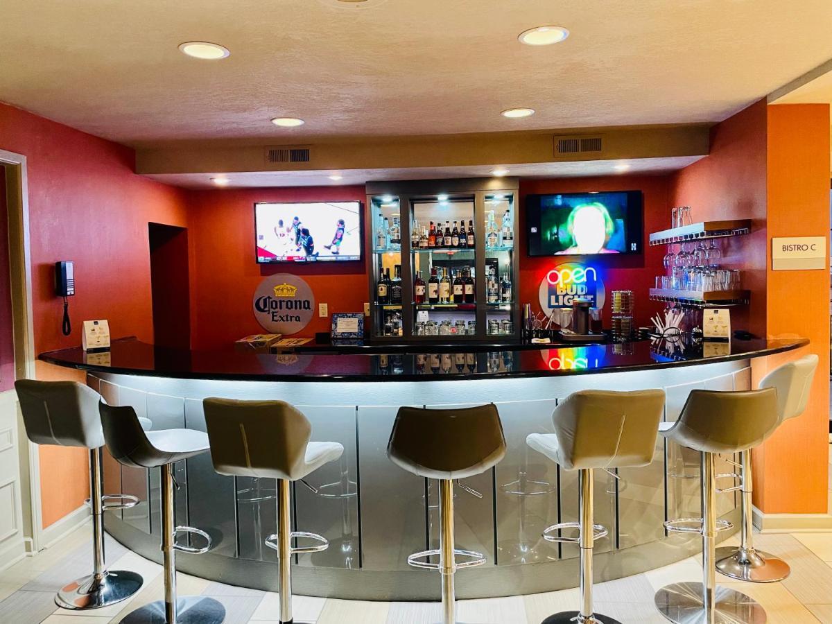 Clarion Inn & Suites Эвансвилл Экстерьер фото