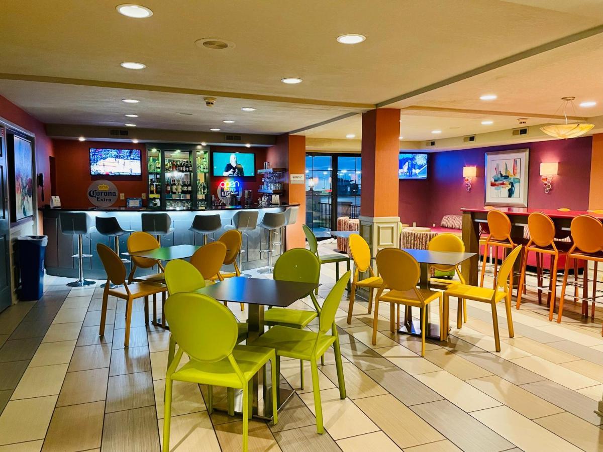 Clarion Inn & Suites Эвансвилл Экстерьер фото