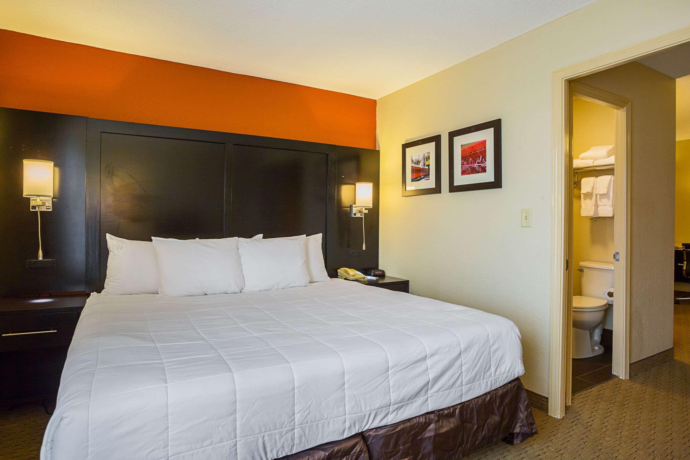 Clarion Inn & Suites Эвансвилл Экстерьер фото