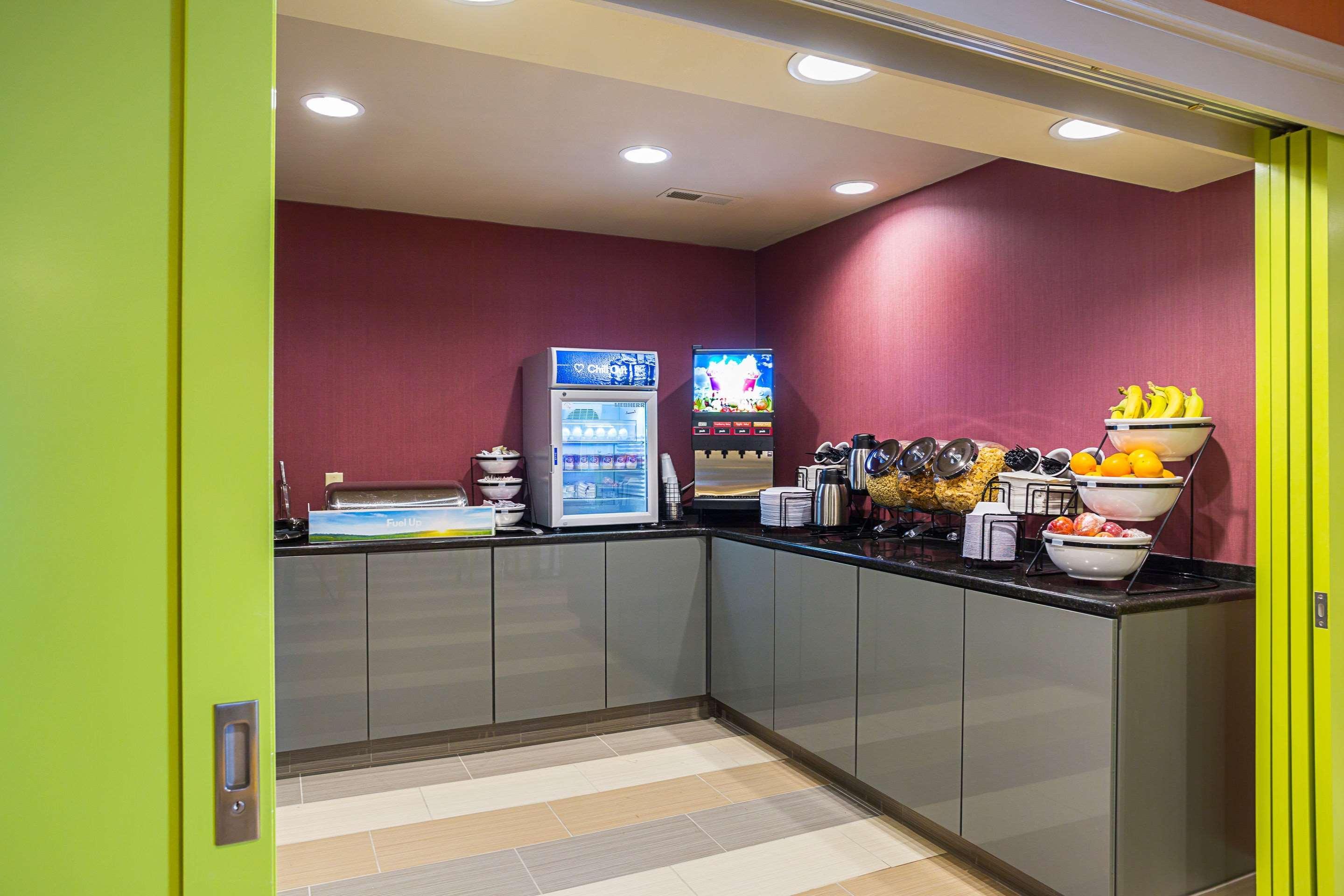Clarion Inn & Suites Эвансвилл Экстерьер фото