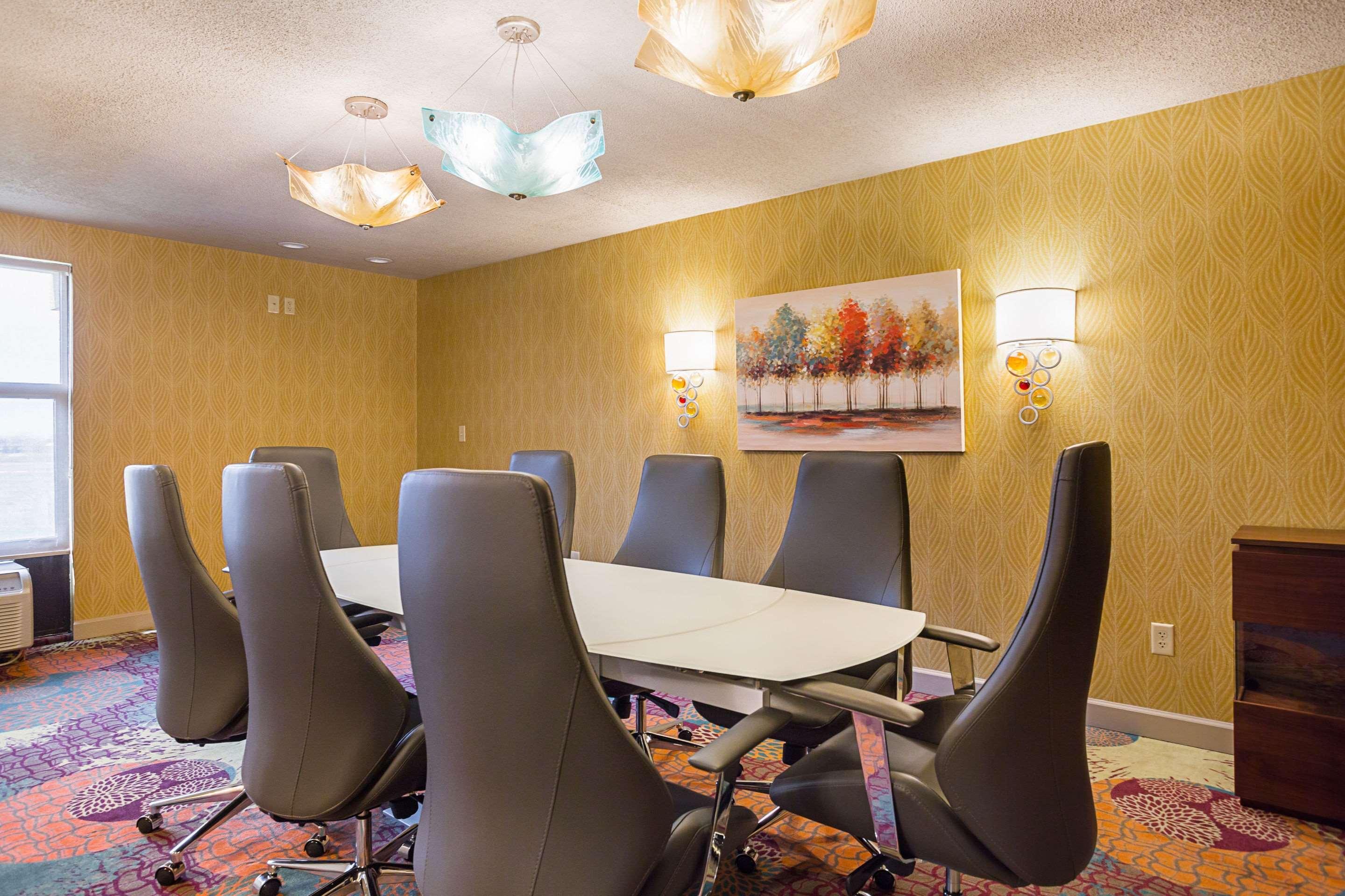 Clarion Inn & Suites Эвансвилл Экстерьер фото