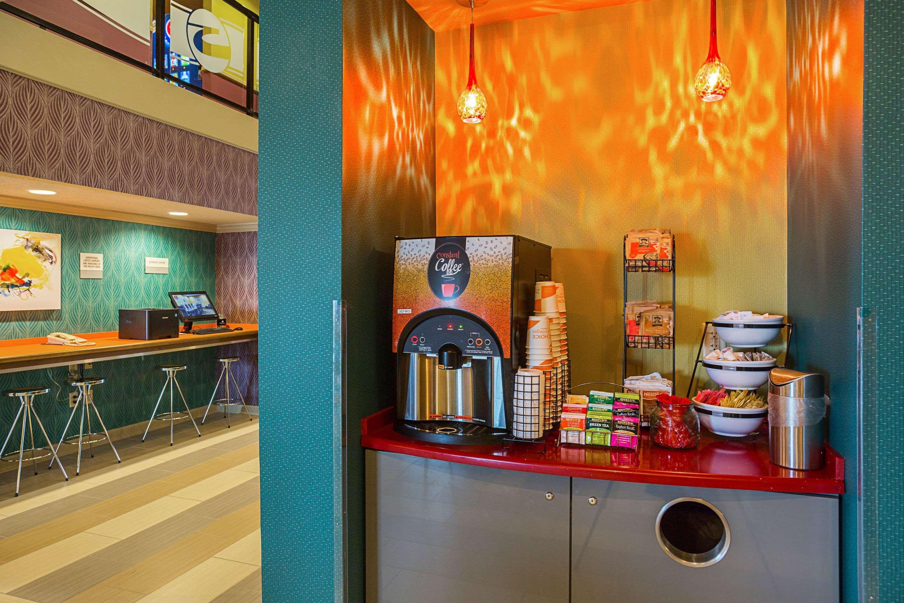 Clarion Inn & Suites Эвансвилл Экстерьер фото