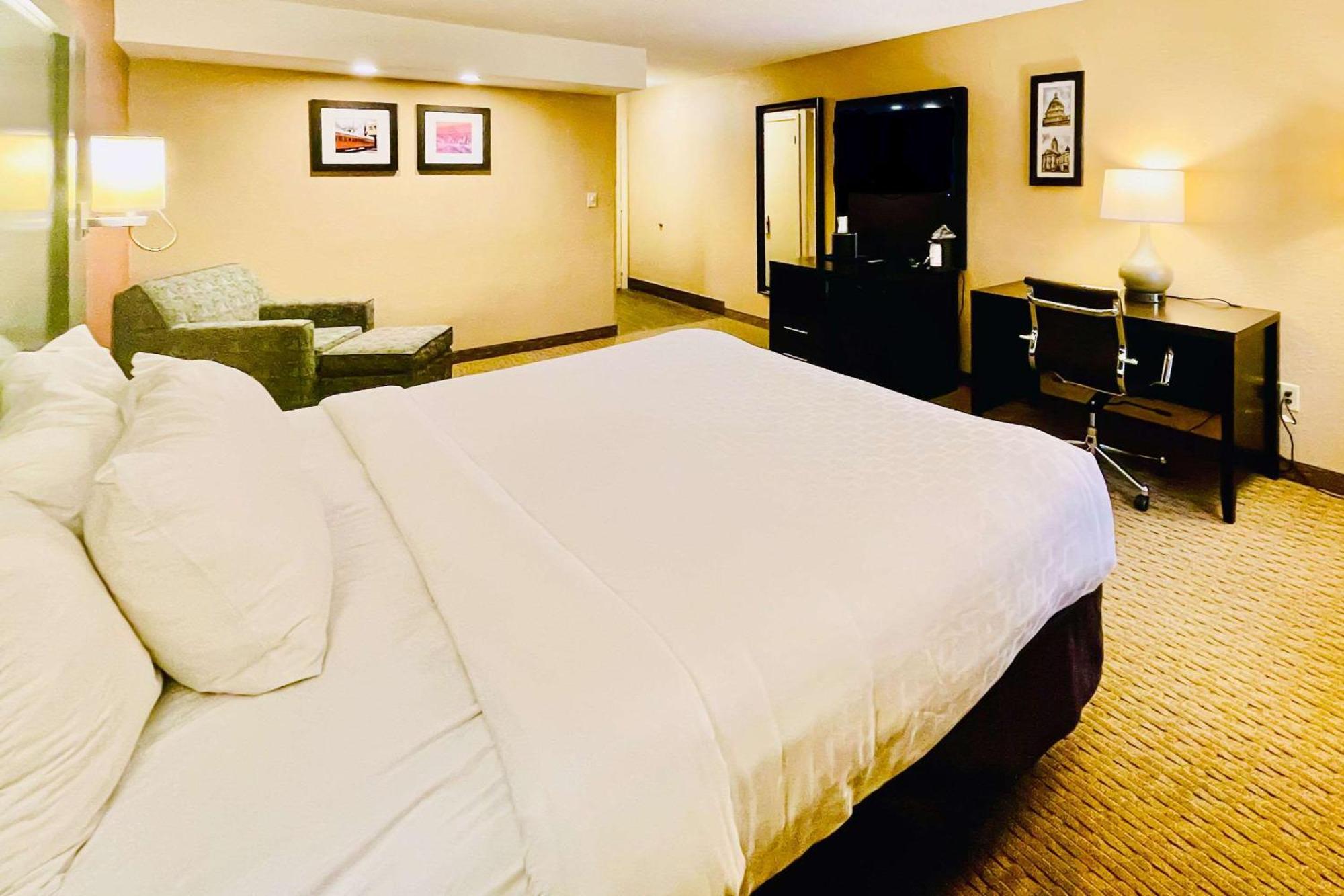 Clarion Inn & Suites Эвансвилл Экстерьер фото