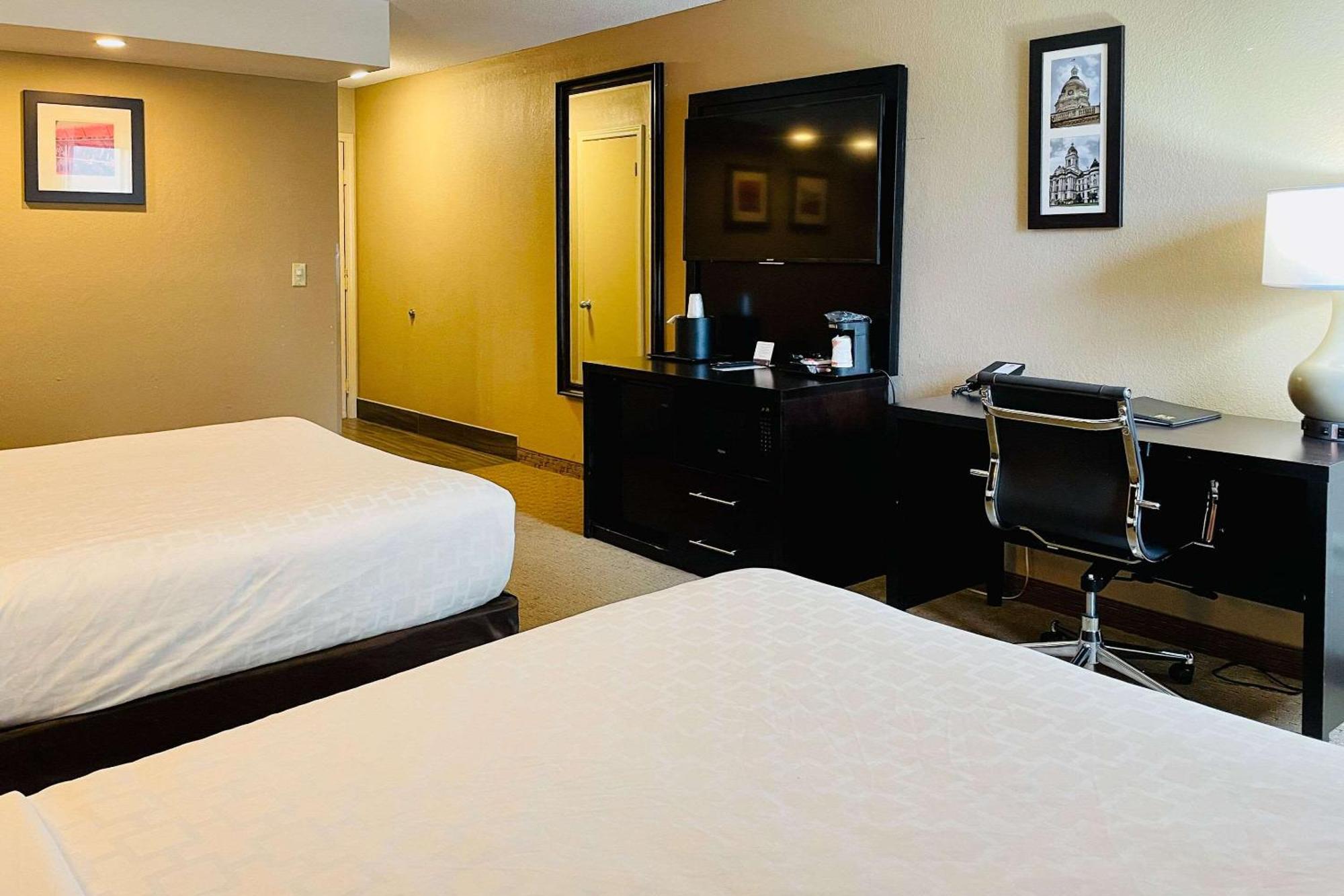 Clarion Inn & Suites Эвансвилл Экстерьер фото