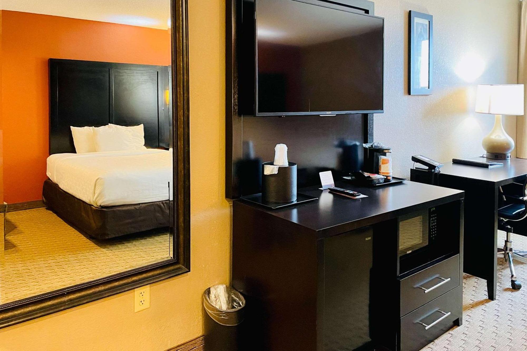 Clarion Inn & Suites Эвансвилл Экстерьер фото