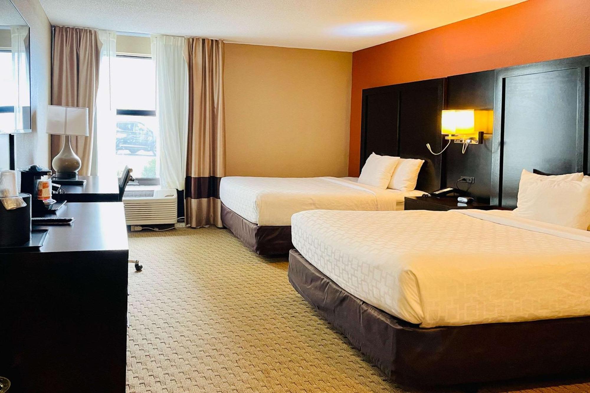 Clarion Inn & Suites Эвансвилл Экстерьер фото