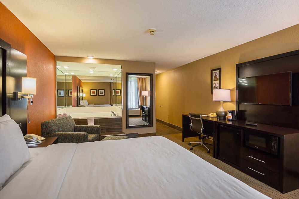 Clarion Inn & Suites Эвансвилл Экстерьер фото